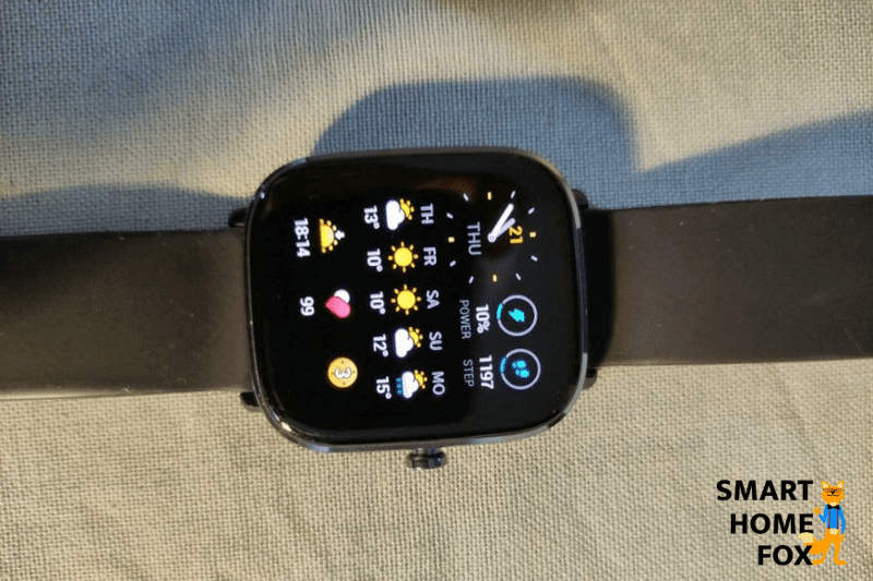 Die Amazfit GTS 2 Mini in schwarzer Farbe liegt auf einer Decke